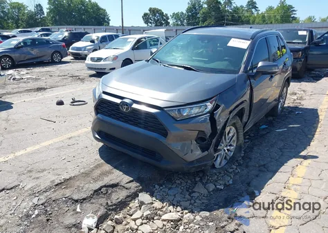 2021 Toyota Rav4 Xle Premium z USA, uszkodzony, nr VIN 2T3C1RFV4MC130366